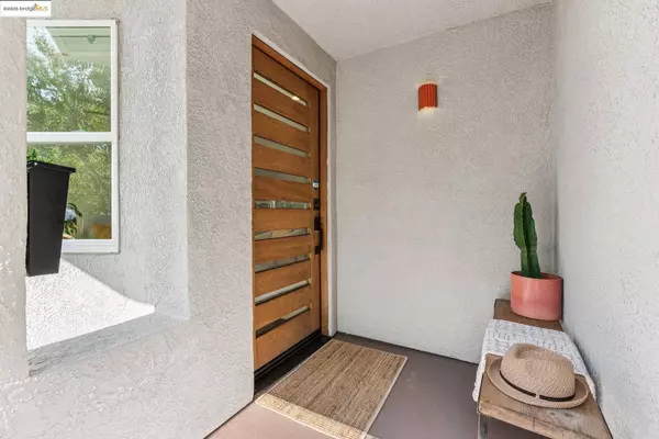 5618 Dover St, Oakland, CA 94609