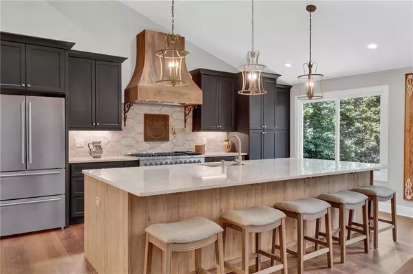 230 Thistlewood LN, Roswell, GA 30075