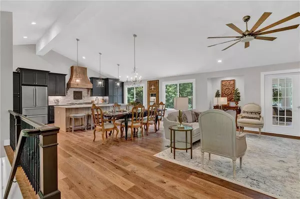 230 Thistlewood LN, Roswell, GA 30075