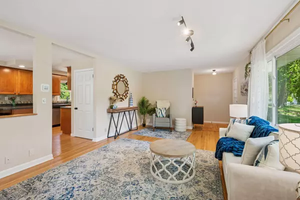 2321 Wells Wood Curve, Bloomington, MN 55431