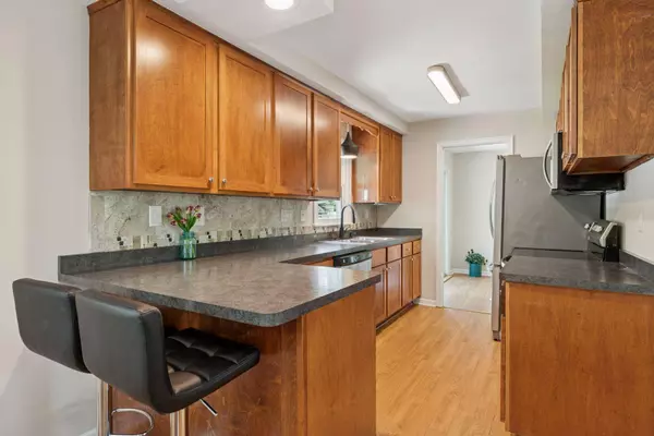 2321 Wells Wood Curve, Bloomington, MN 55431