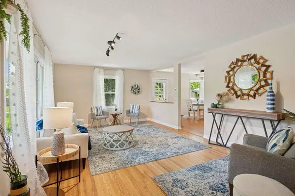 2321 Wells Wood Curve, Bloomington, MN 55431