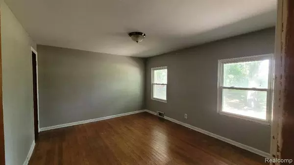 30185 Carl Street, New Haven Vlg, MI 48048