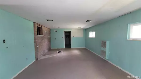 30185 Carl Street, New Haven Vlg, MI 48048