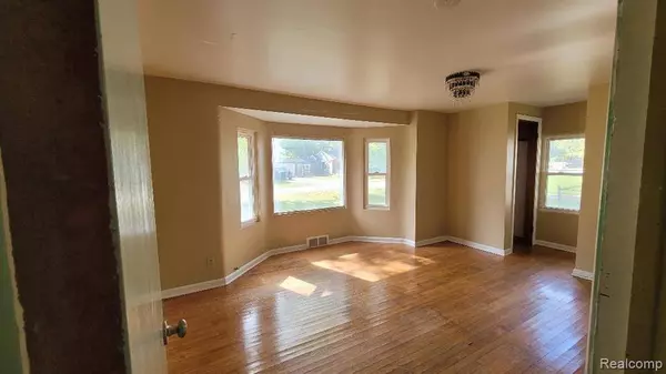 30185 Carl Street, New Haven Vlg, MI 48048