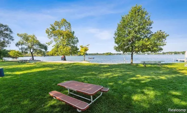 3222 Birchcreek Court, Orion Twp, MI 48360