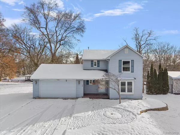 927 Alan DR, Lake Orion, MI 48362