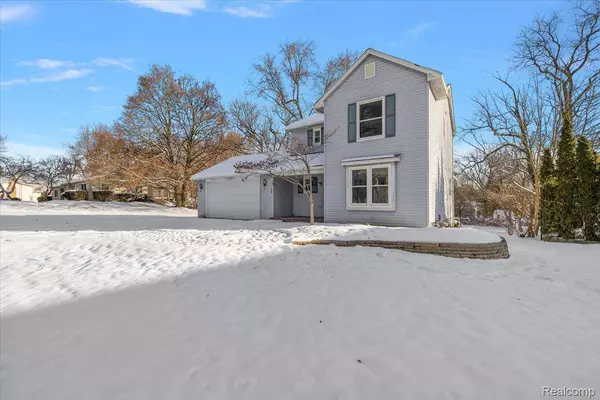 927 Alan DR, Lake Orion, MI 48362