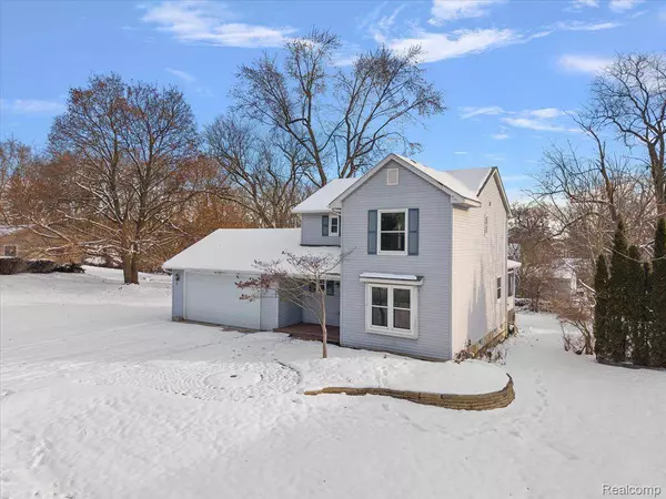 927 Alan DR, Lake Orion, MI 48362