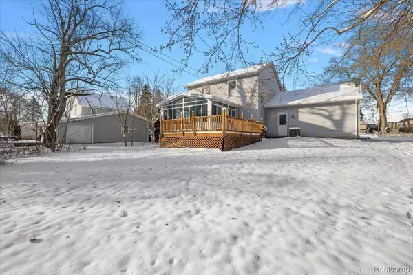 927 Alan DR, Lake Orion, MI 48362