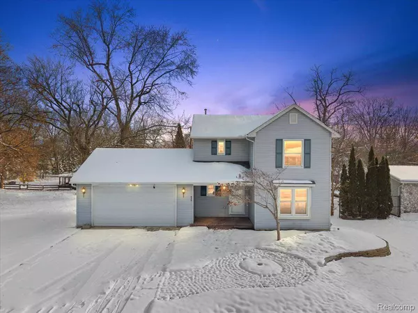 927 Alan DR, Lake Orion, MI 48362