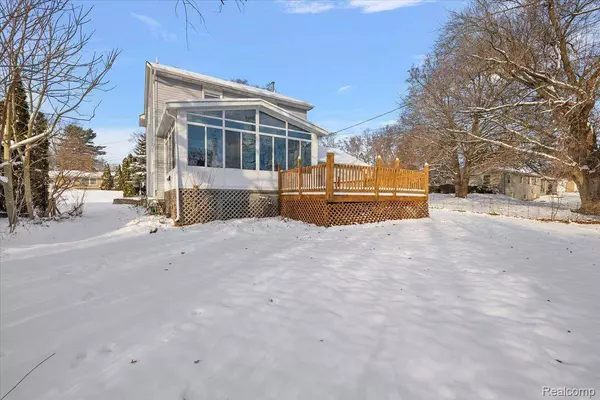 927 Alan DR, Lake Orion, MI 48362