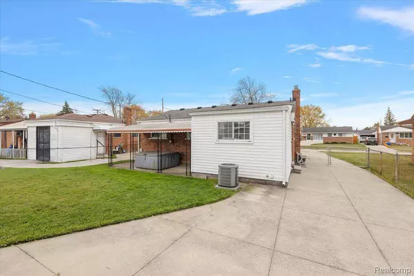 18053 S Wind DR, Fraser, MI 48026