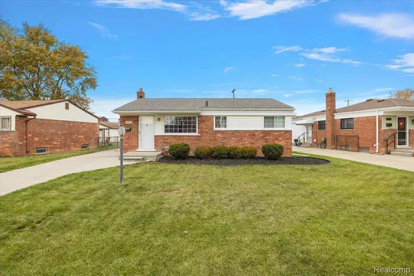 18053 S Wind DR, Fraser, MI 48026