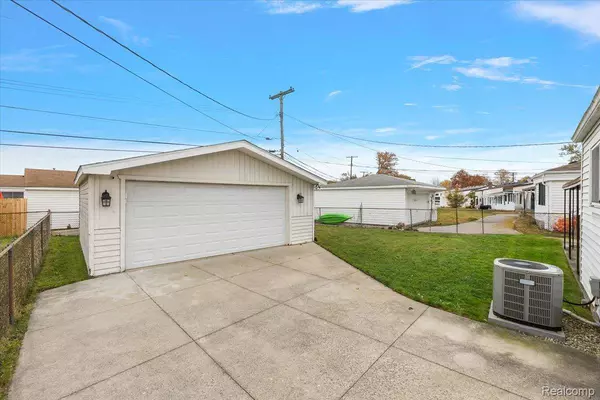 18053 S Wind DR, Fraser, MI 48026