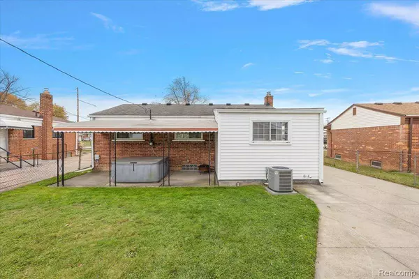 18053 S Wind DR, Fraser, MI 48026