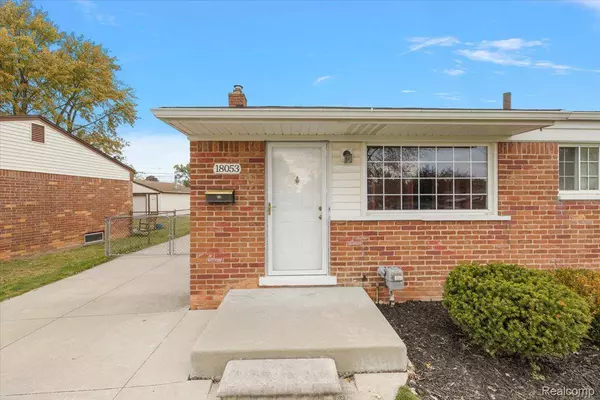 18053 S Wind DR, Fraser, MI 48026