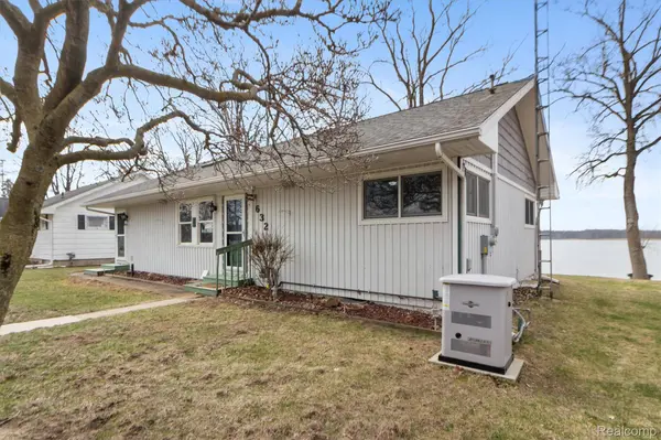 632 Dorbert DR, Waterloo Township, MI 49259