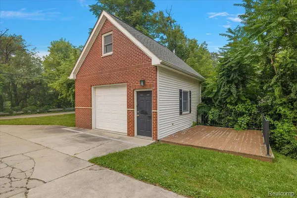 869 Central DR, Orion Charter Township, MI 48362