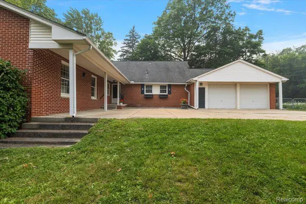 869 Central DR, Orion Charter Township, MI 48362