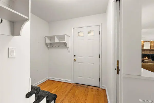 869 Central DR, Orion Charter Township, MI 48362