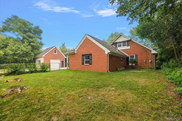 869 Central DR, Orion Charter Township, MI 48362