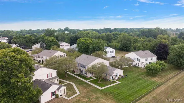 2763 Fox Hollow CT, Orion Charter Township, MI 48360