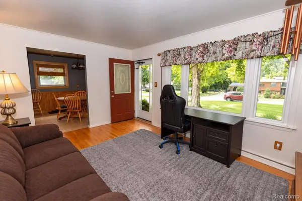 2627 Holland ST, Orion Charter Township, MI 48360