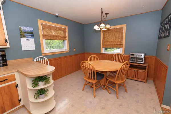 2627 Holland ST, Orion Charter Township, MI 48360