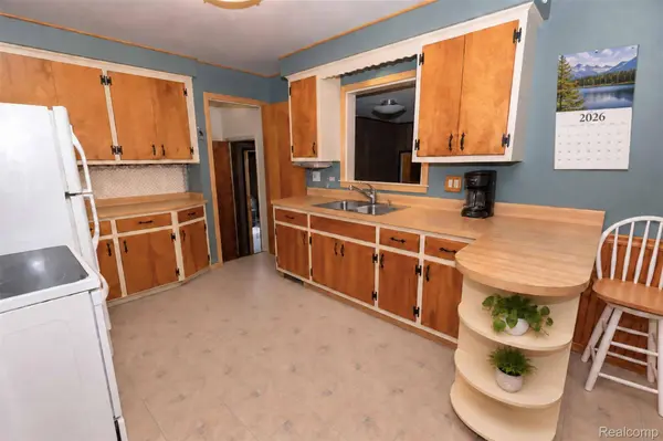 2627 Holland ST, Orion Charter Township, MI 48360