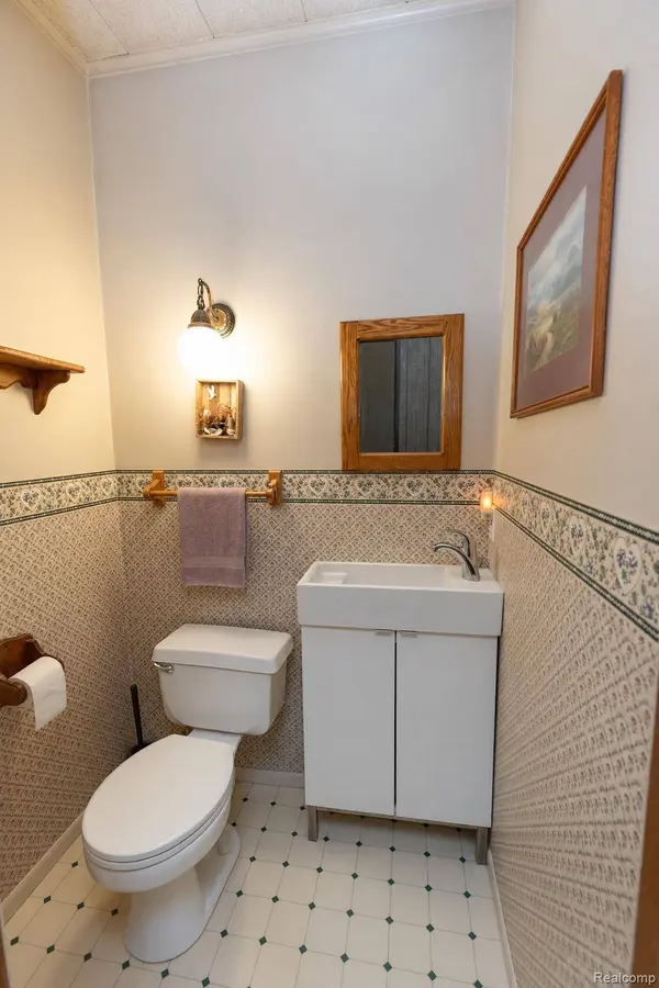 2627 Holland ST, Orion Charter Township, MI 48360