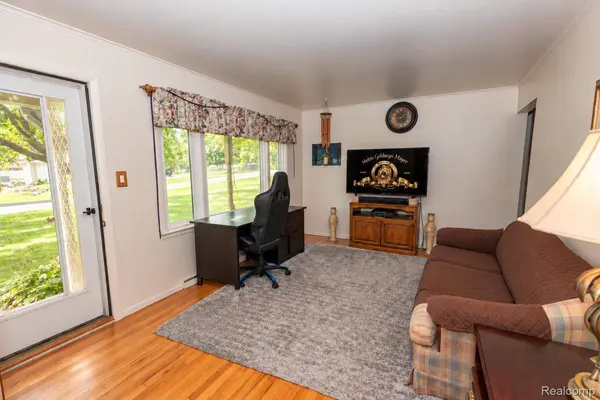 2627 Holland ST, Orion Charter Township, MI 48360