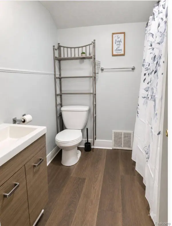 190 W FLINT 5 ST, Lake Orion Village, MI 48362
