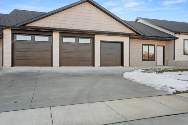 703 Greenview Dr, Yankton, SD 57078