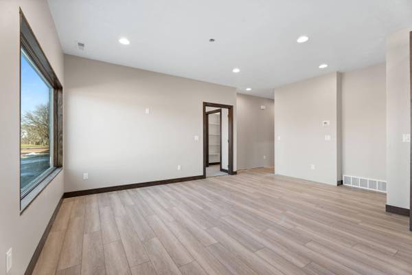 701 Greenview Dr, Yankton, SD 57078