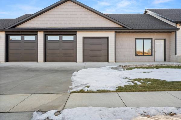 705 Greenview Dr, Yankton, SD 57078