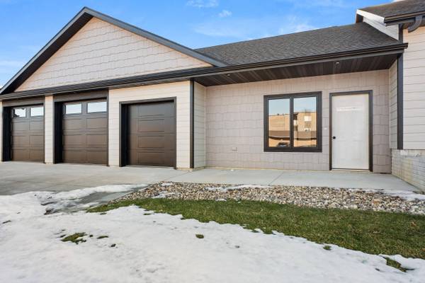 707 Greenview Dr, Yankton, SD 57078