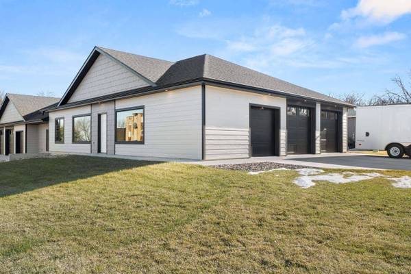 701 Greenview Dr, Yankton, SD 57078