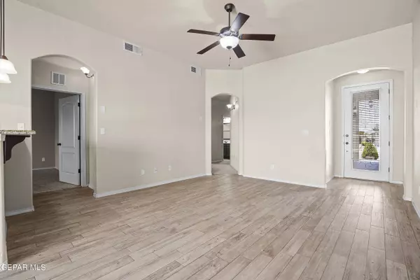 14391 Loma Esmeralda, El Paso, TX 79938
