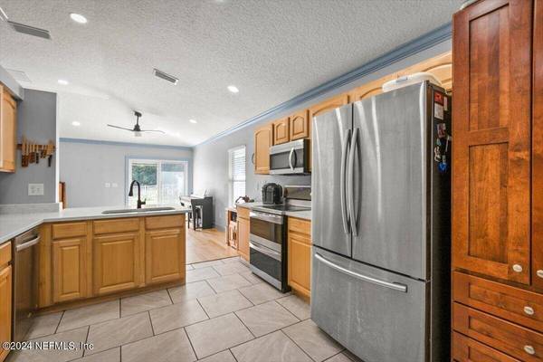 389 W TROPICAL TRCE, Jacksonville, FL 32259