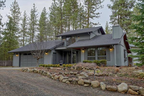 8906 N Aubrey L White Pkwy, Nine Mile Falls, WA 99026