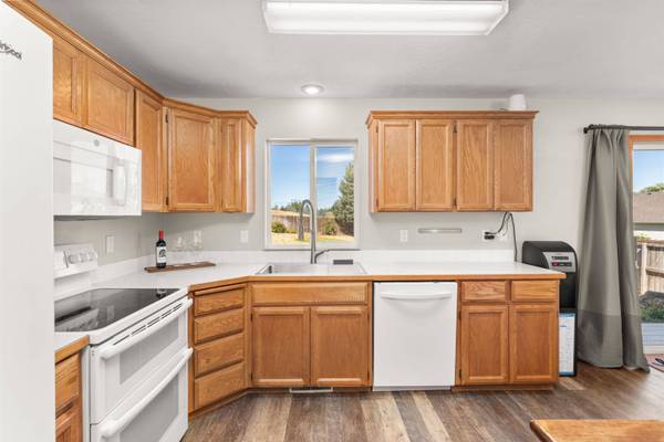 625 Golden Hills Dr, Cheney, WA 99004