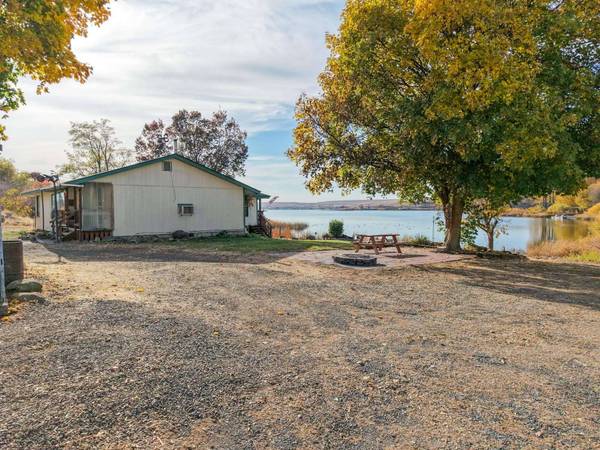 1873 N Sprague Lake Resort Rd, Sprague, WA 99032