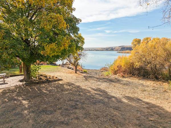 1873 N Sprague Lake Resort Rd, Sprague, WA 99032