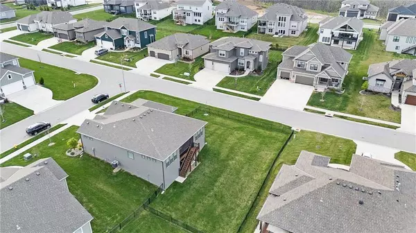 2103 NW Killarney LN, Lee's Summit, MO 64081