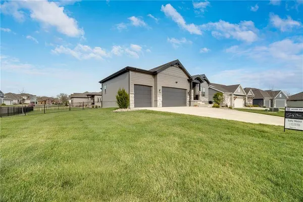 2103 NW Killarney LN, Lee's Summit, MO 64081