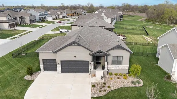 2103 NW Killarney LN, Lee's Summit, MO 64081