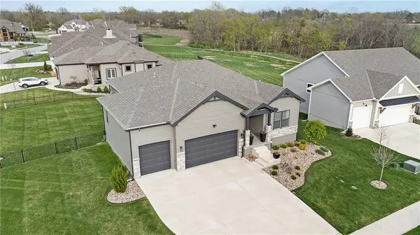 2103 NW Killarney LN, Lee's Summit, MO 64081