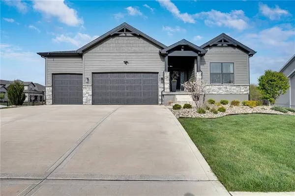 2103 NW Killarney LN, Lee's Summit, MO 64081