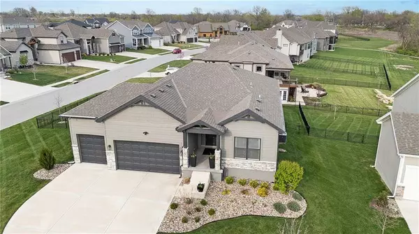 2103 NW Killarney LN, Lee's Summit, MO 64081